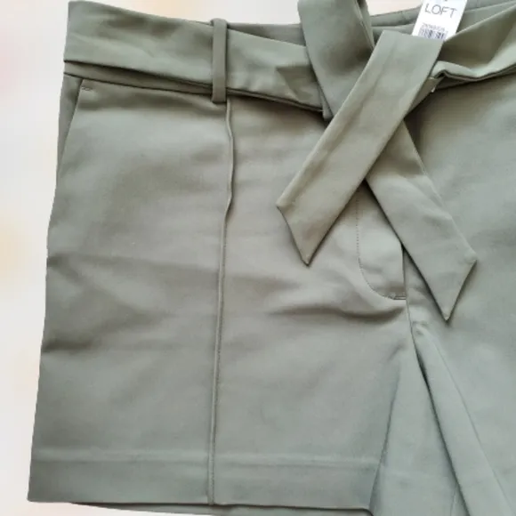 LOFT tie waist tailored mid rise shorts, 40&quot;, green