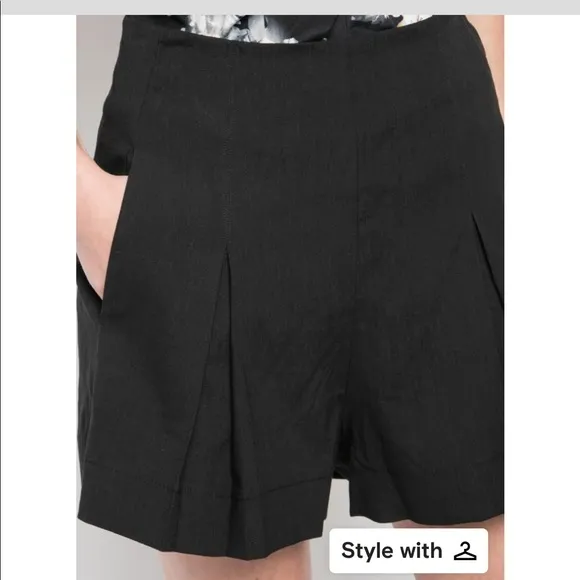 🔥🔥🔥NEW Vince Pleated tailored shorts size 6