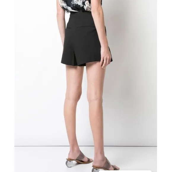🔥🔥🔥NEW Vince Pleated tailored shorts size 6