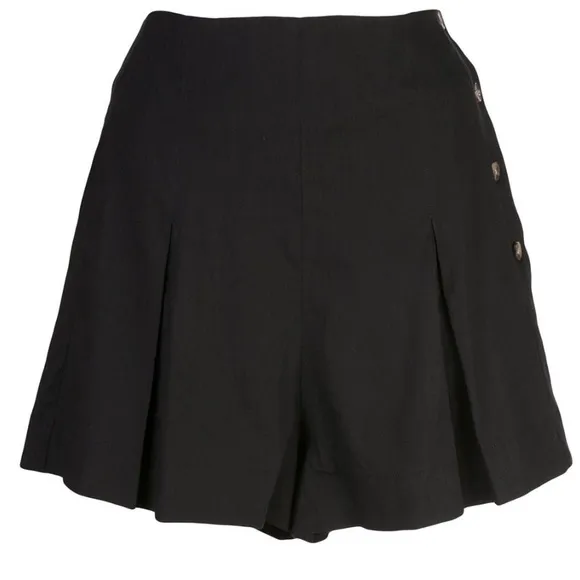 🔥🔥🔥NEW Vince Pleated tailored shorts size 6