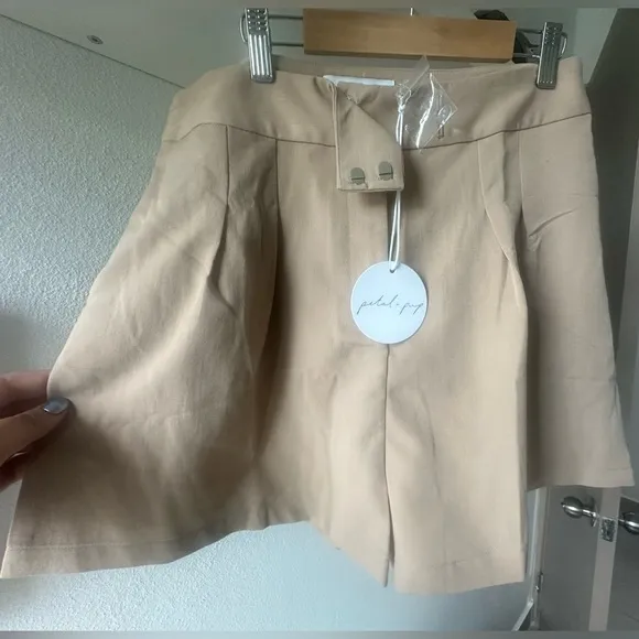 Petal &amp; Pup - NWT Bridget Tailored Shorts - Beige (XL)
