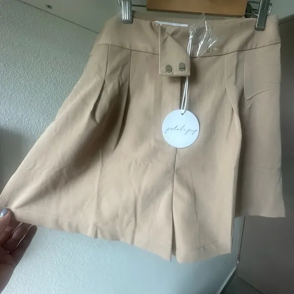 Petal &amp; Pup - NWT Bridget Tailored Shorts - Beige (XL)