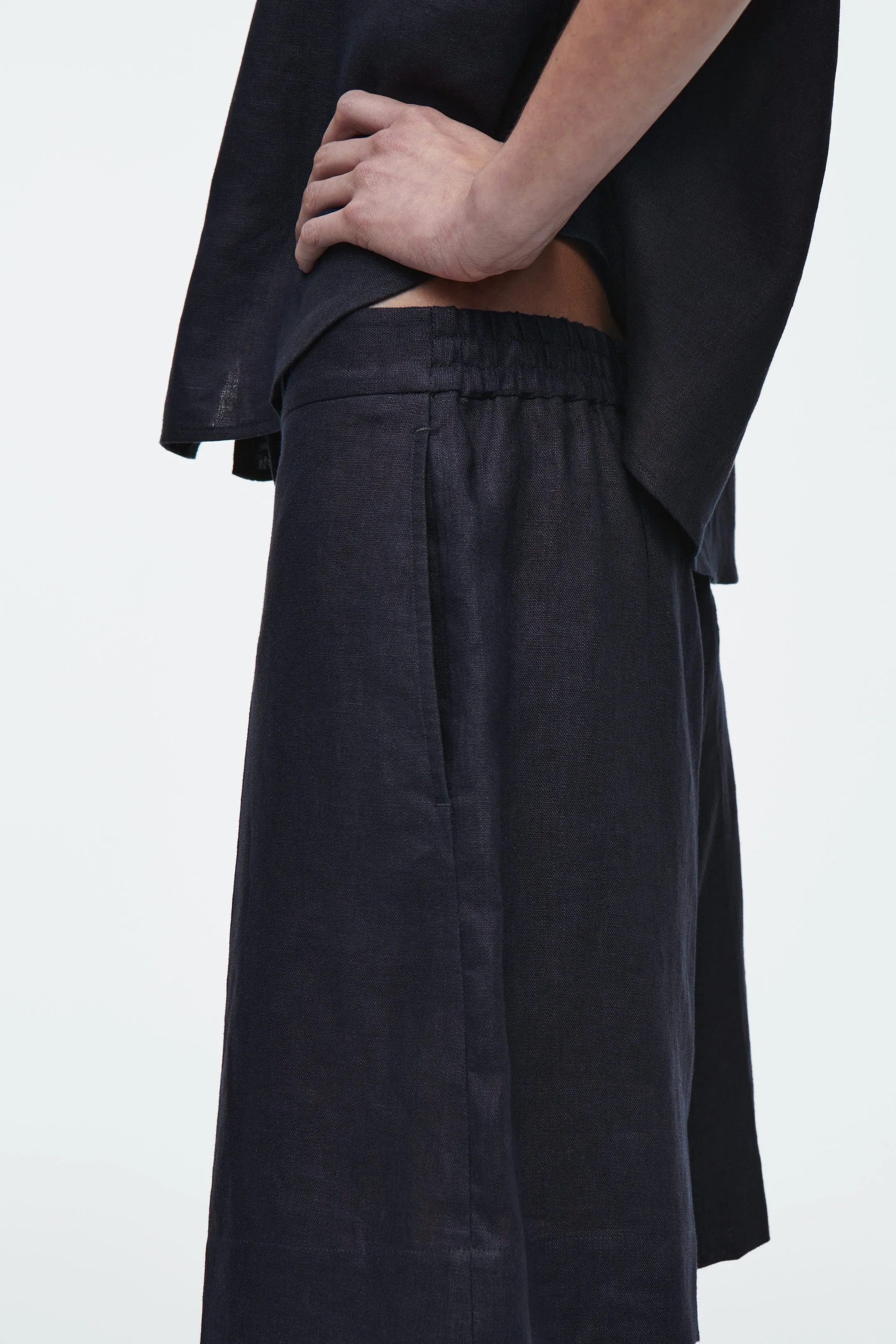 Tailored elasticated linen shorts