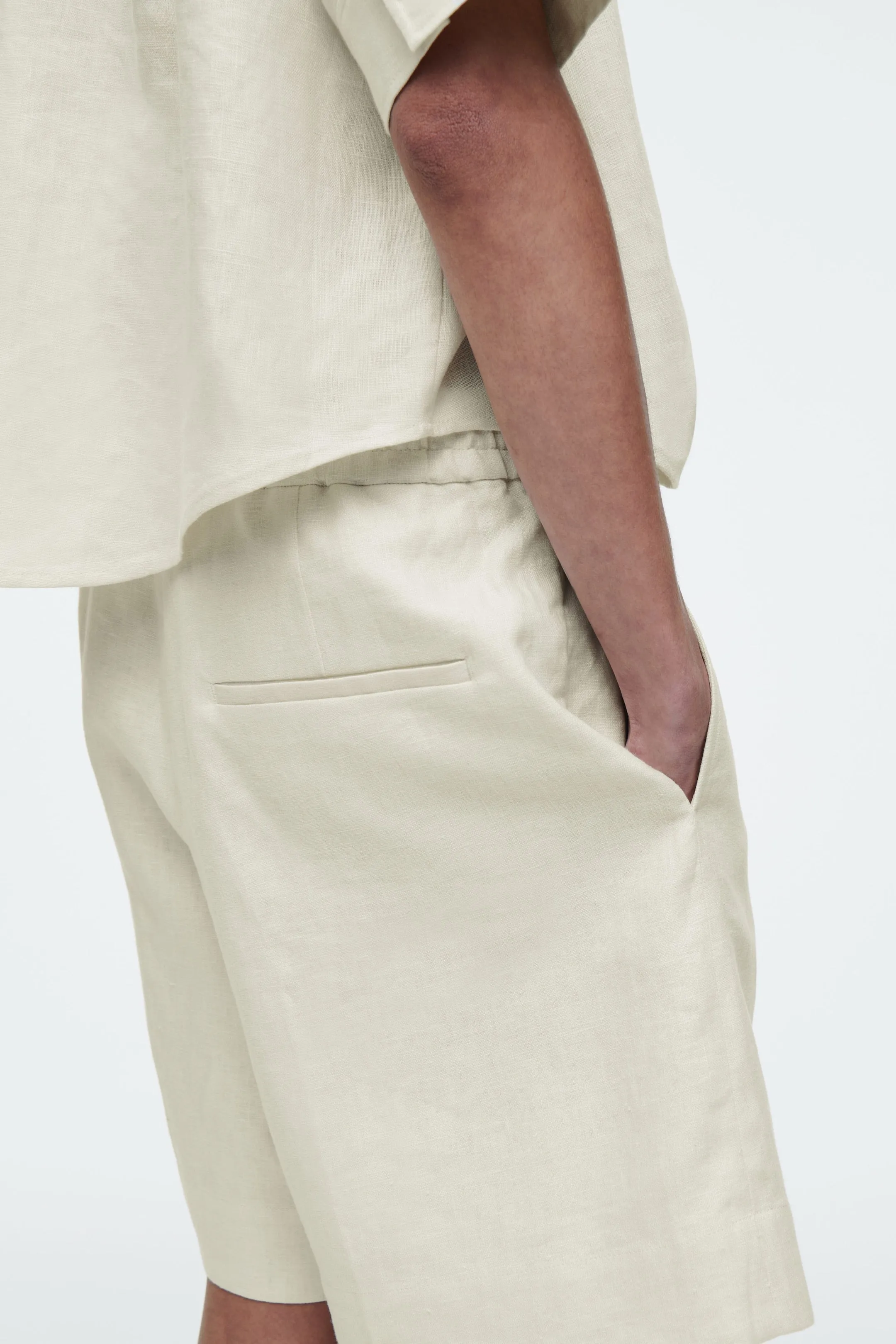 Tailored elasticated linen shorts