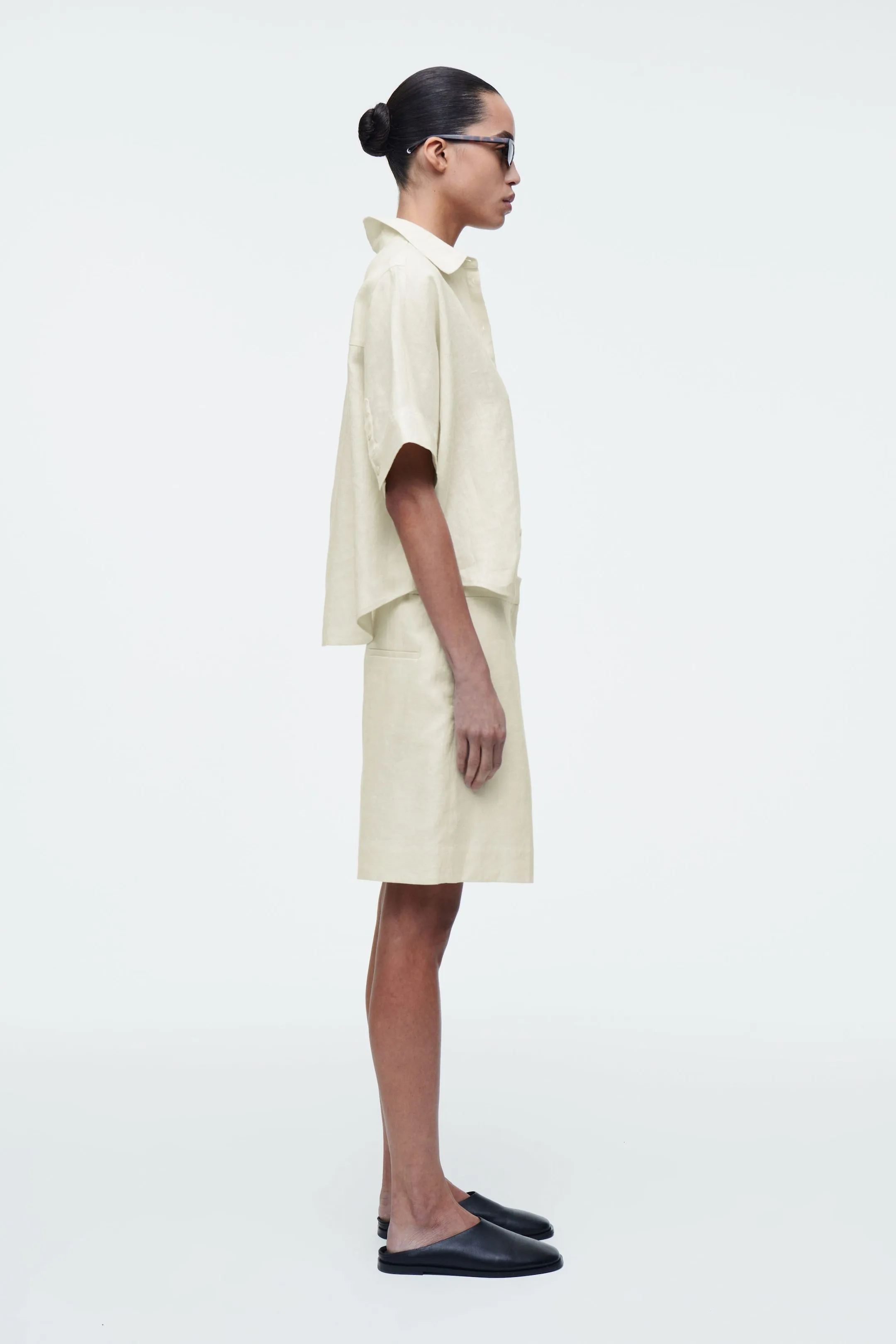 Tailored elasticated linen shorts