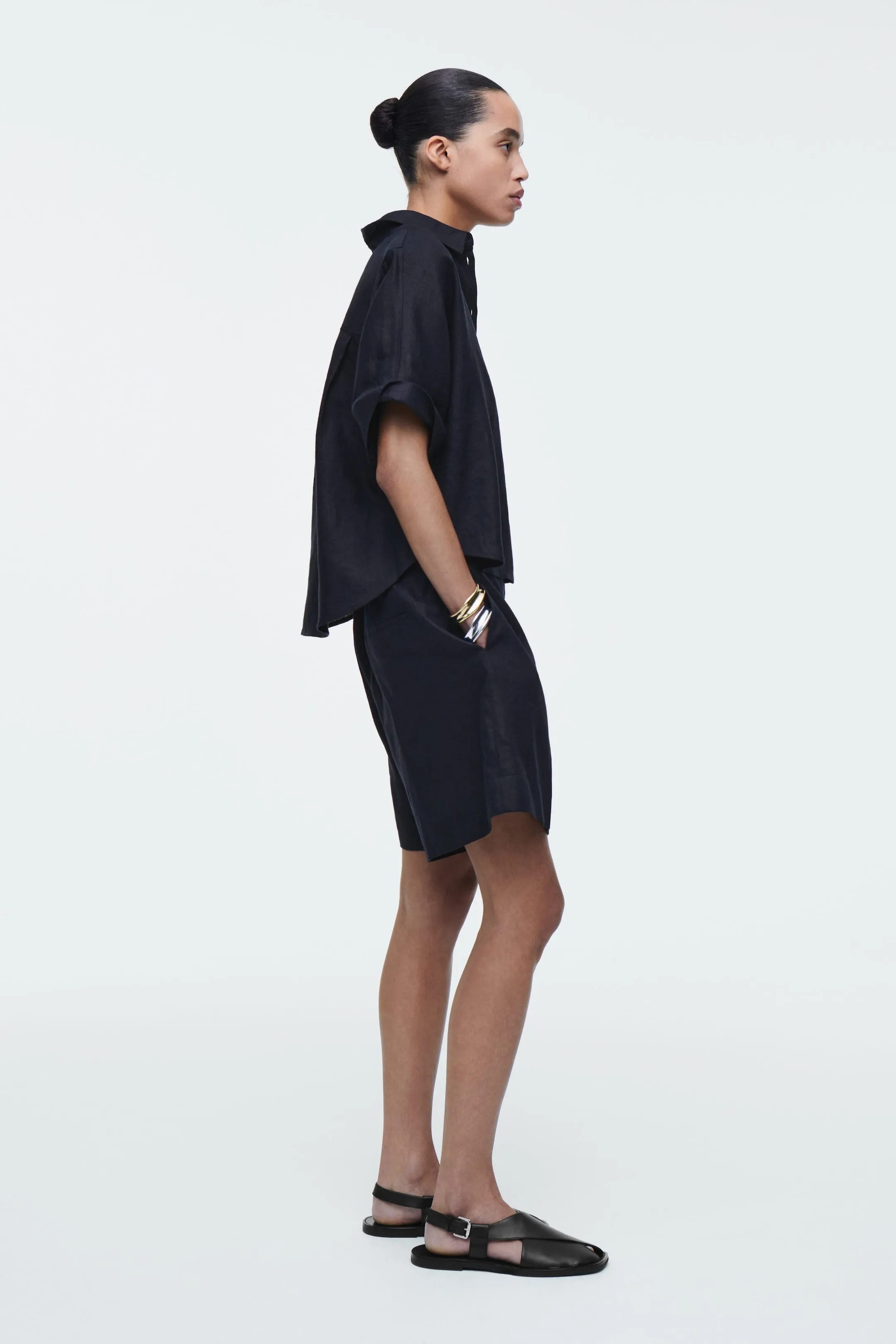 Tailored elasticated linen shorts