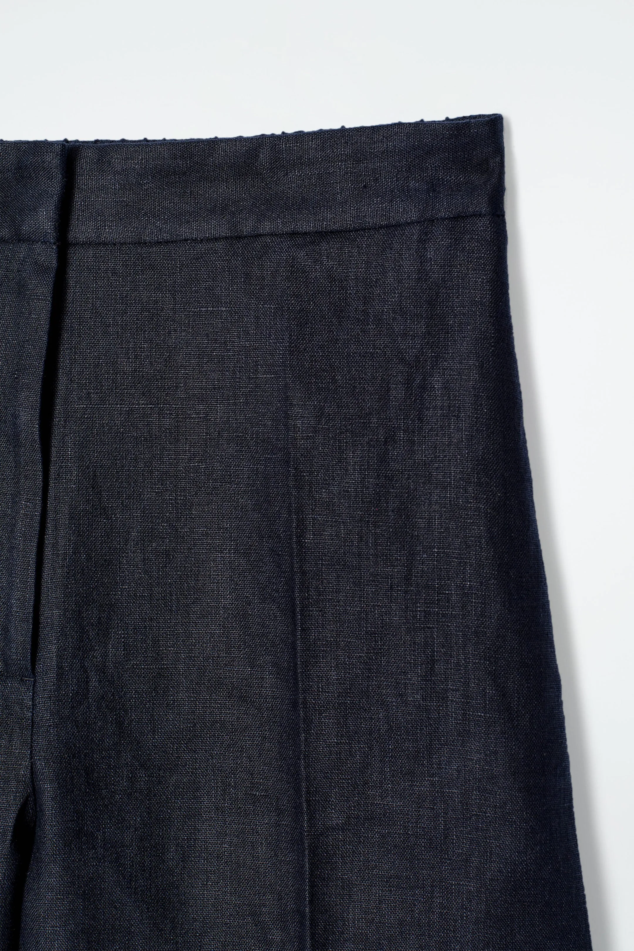 Tailored elasticated linen shorts
