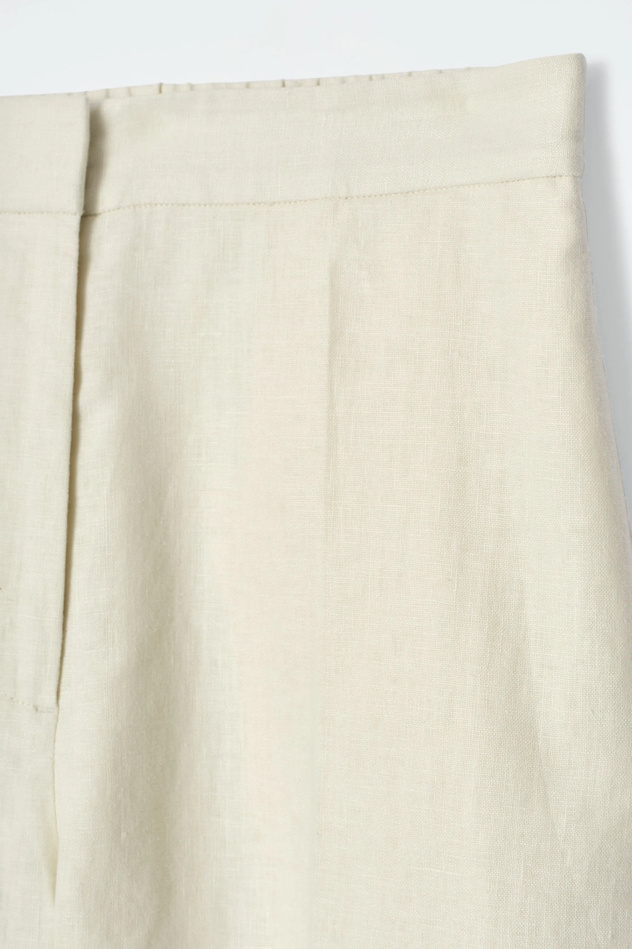 Tailored elasticated linen shorts