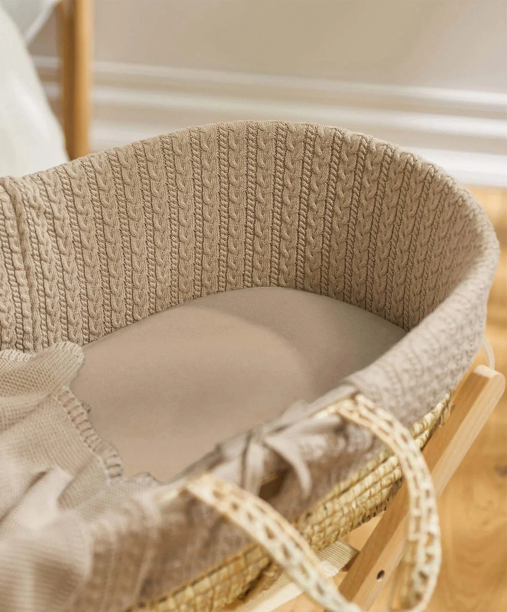 The Little Green Sheep Organic Moses Fitted Sheet in Truffle